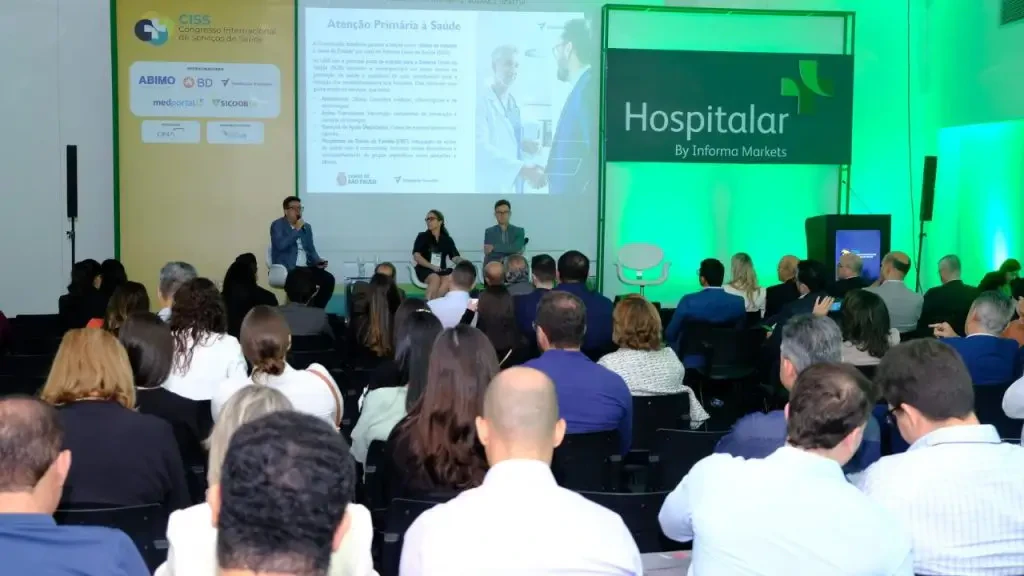 Vista interna da Sala do CISS durante a cobertura da Hospitalar 2026.