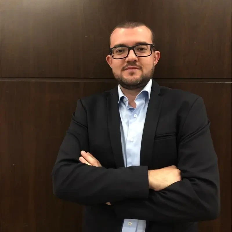 Retrato de Leandro Ribeiro, CISO e Diretor de Cibersegurança do Hospital Sírio-Libanês e ABCIS. Um homem jovem de óculos com armação preta, barba curta e expressão séria, posando de braços cruzados.