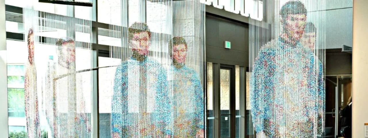 Hologram şeklinde 4 adam