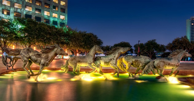 picture of the Mustangs at Las Colinas sculpture in Irving, TX. Depicts 7 mustangs sprinting through water.