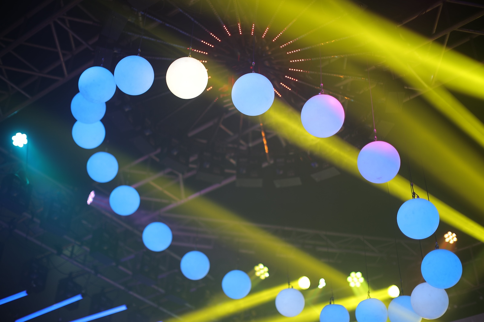 Circular LED lighting arrangement on stage creating a striking centerpiece design