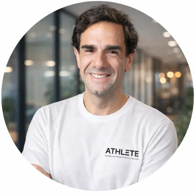 Rodrigo Rocha, palestrante do Healthcare Innovation Show, sorri usando camiseta branca da marca Athlete.