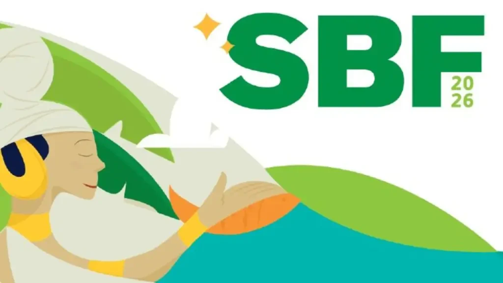 Logotipo oficial do Saúde Business Forum 2026 com a sigla SBF 2026 em verde. A identidade visual apresenta uma ilustração estilizada de inspiração baiana, com uma figura feminina vestindo turbante branco e adereços dourados, envolta por folhas de bananeira e tons de verde e azul.
