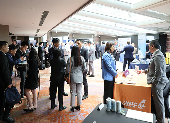 Network with 400+ senior attendees in breakout area