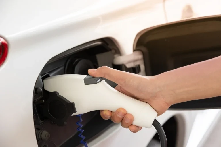 V2G (Vehicle-to-Grid) no Brasil: Frotas Elétricas como Ativos de Estabilização de Rede