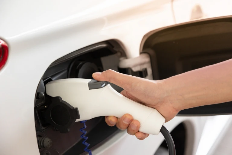 V2G (Vehicle-to-Grid) no Brasil: Frotas Elétricas como Ativos de Estabilização de Rede