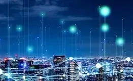 Ilustração conceitual de uma cidade digitalmente conectada sob o céu noturno, com feixes de luz representando a integração de sistemas inteligentes e automação urbana.