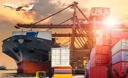 Operação logística multimodal ao pôr do sol: navio cargueiro atracado em porto com guindastes de contêineres, pilhas de contêineres coloridos em primeiro plano e avião de carga decolando ao fundo, simbolizando a cadeia de suprimentos global.