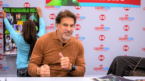 Lou Ferrigno poses at his table
