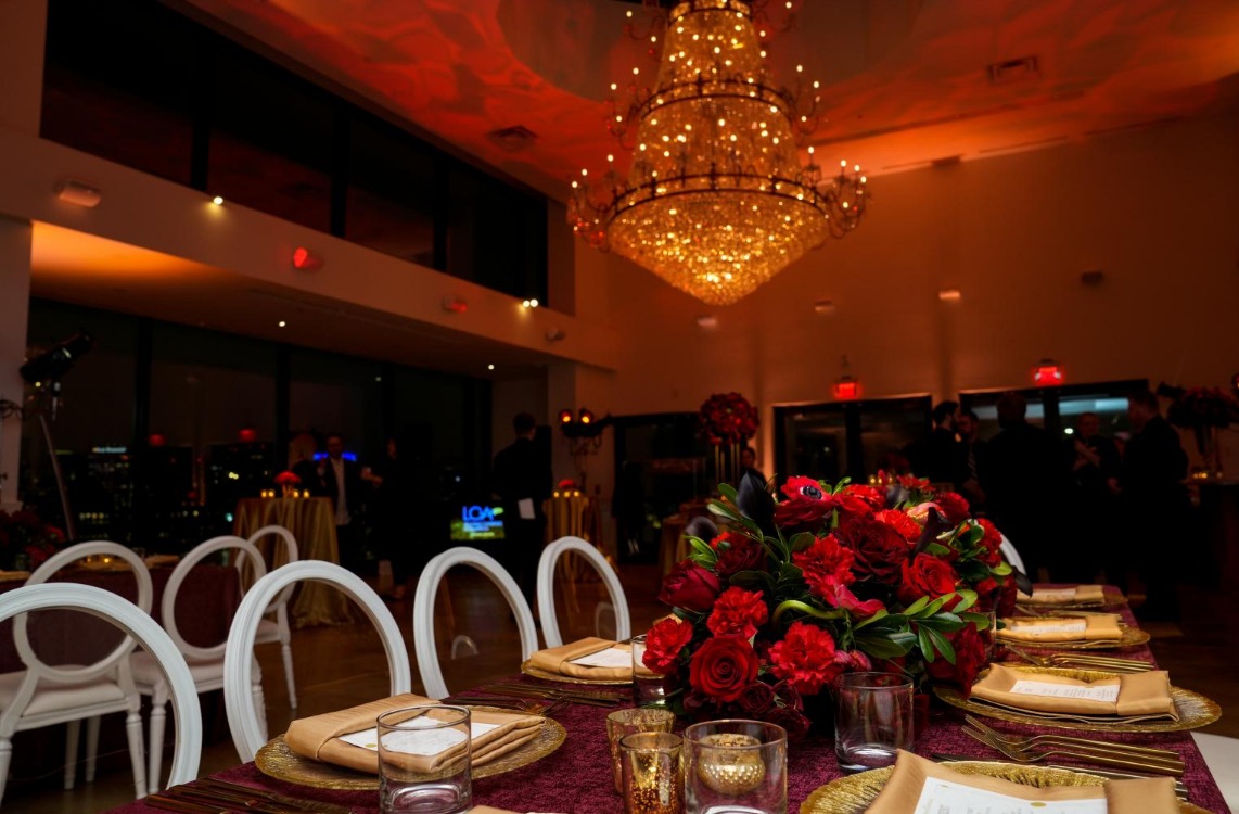 red roses bouquet table layout