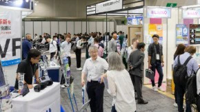来場者が展示を閲覧している様子