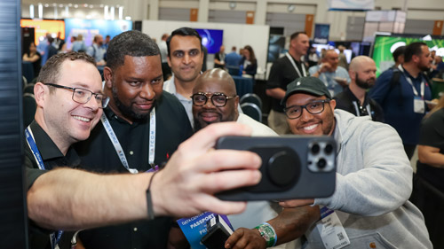 Bill Kleyman takes a selfie with Data Center World attendees